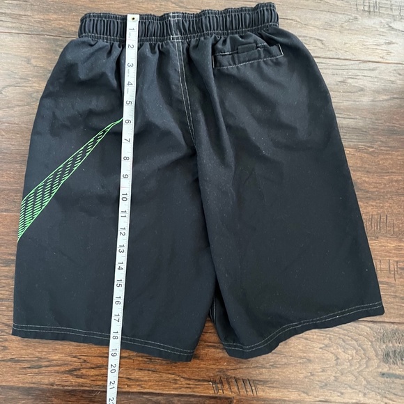 Nike Boy‘s Swim Trunks Sz Large With Mesh Lining - Picture 5 of 7